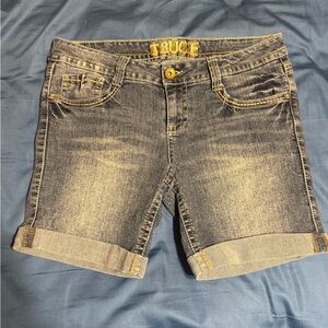 Truce Women's Mid-Rise Cuffed Denim Shorts in Faded Blue